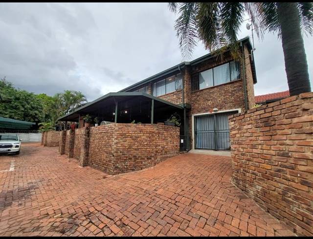 4 BEDROOM TOWNHOUSE FOR SALE IN MAGALIESKRUIN